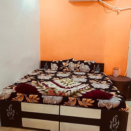 Jay Shree Radhey Home Stay Матхура Екстер'єр фото