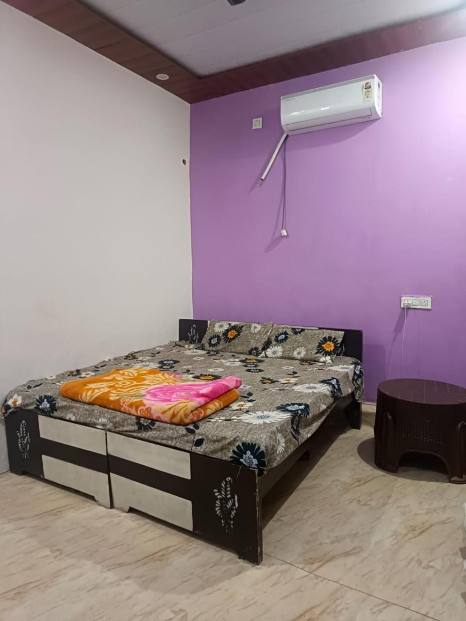 Jay Shree Radhey Home Stay Матхура Екстер'єр фото