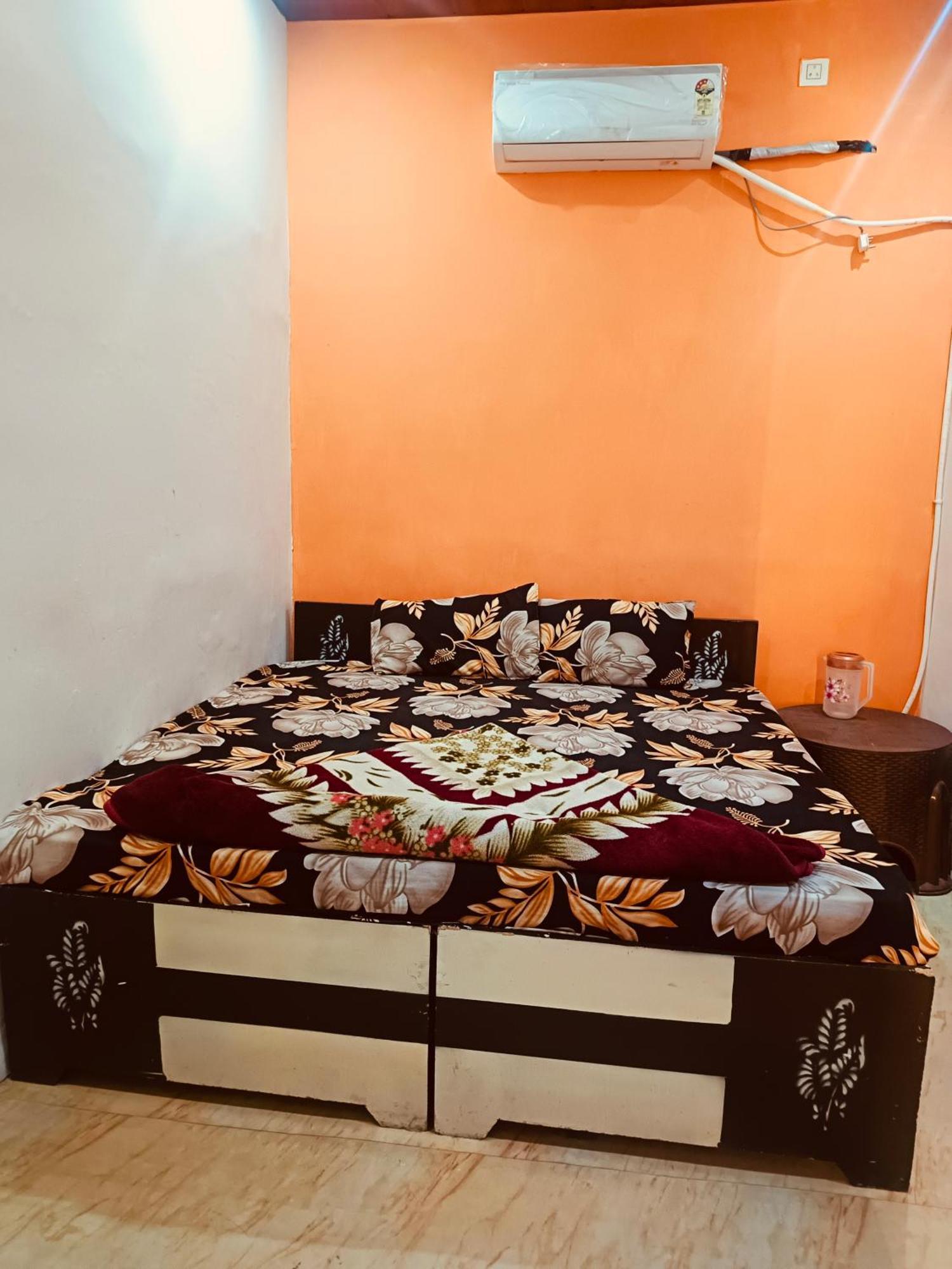 Jay Shree Radhey Home Stay Матхура Екстер'єр фото